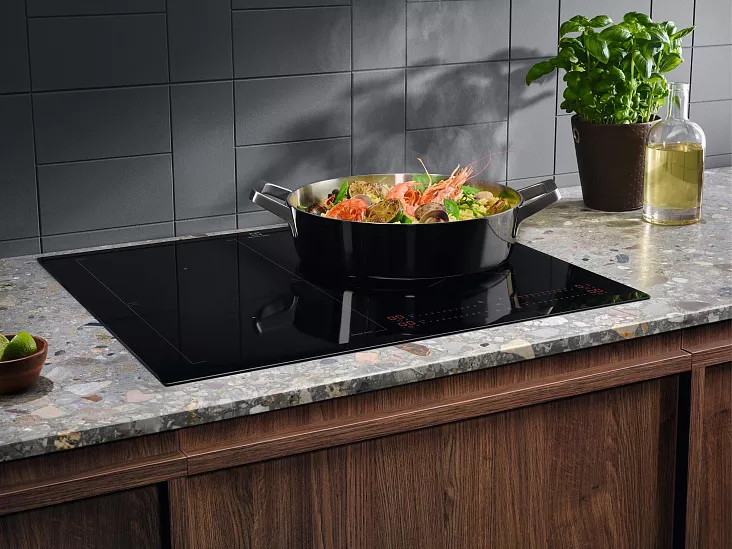 Индукционная варочная панель Electrolux EIS62453