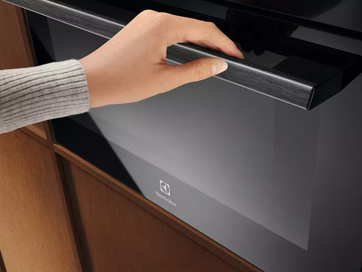 Компактный духовой шкаф с свч Electrolux LVL8E09Z