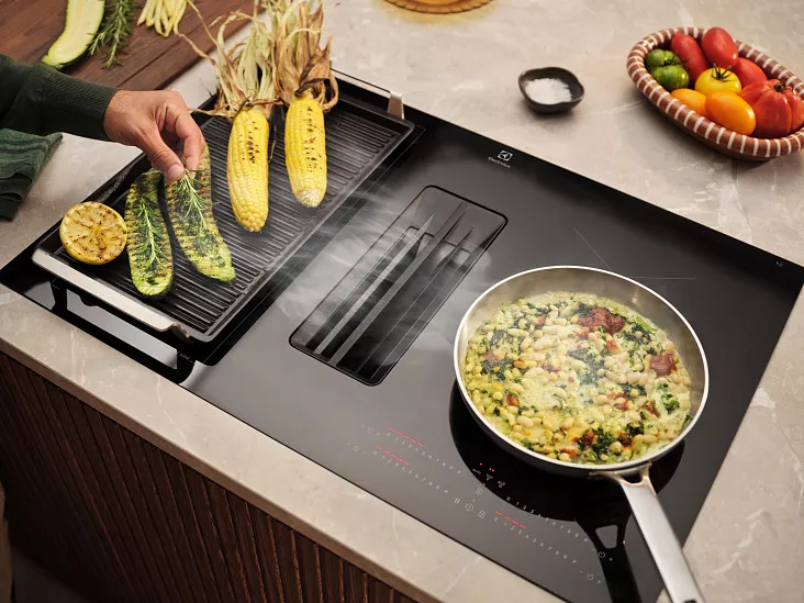 Индукционная варочная панель с вытяжкой Electrolux ECC8344