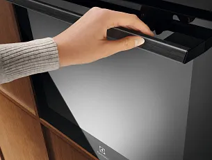 Электрический духовой шкаф Electrolux LOE8P38Z