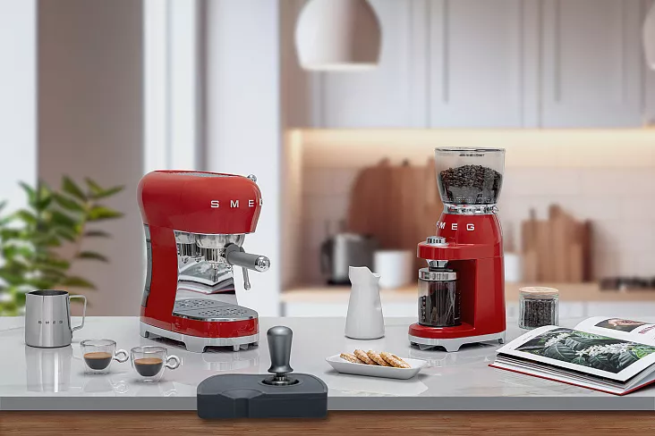 Эспрессо кофемашина SMEG ECF02RDEU