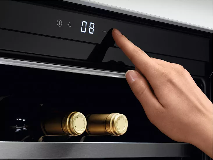 Встраиваемый винный шкаф AEG KWK884520M