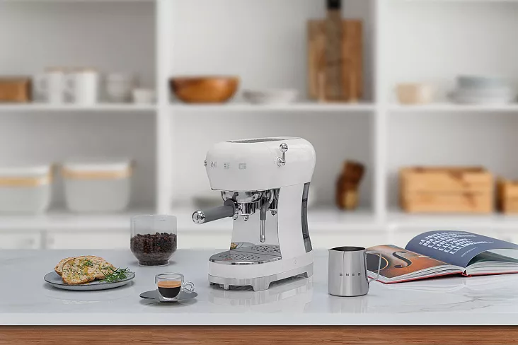 Эспрессо кофемашина SMEG ECF02WHEU