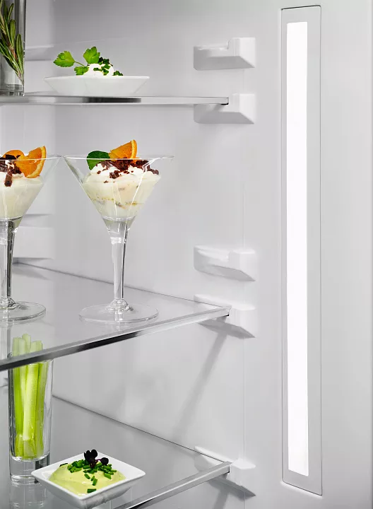 Холодильник-морозильник Electrolux LNT7ME36K2